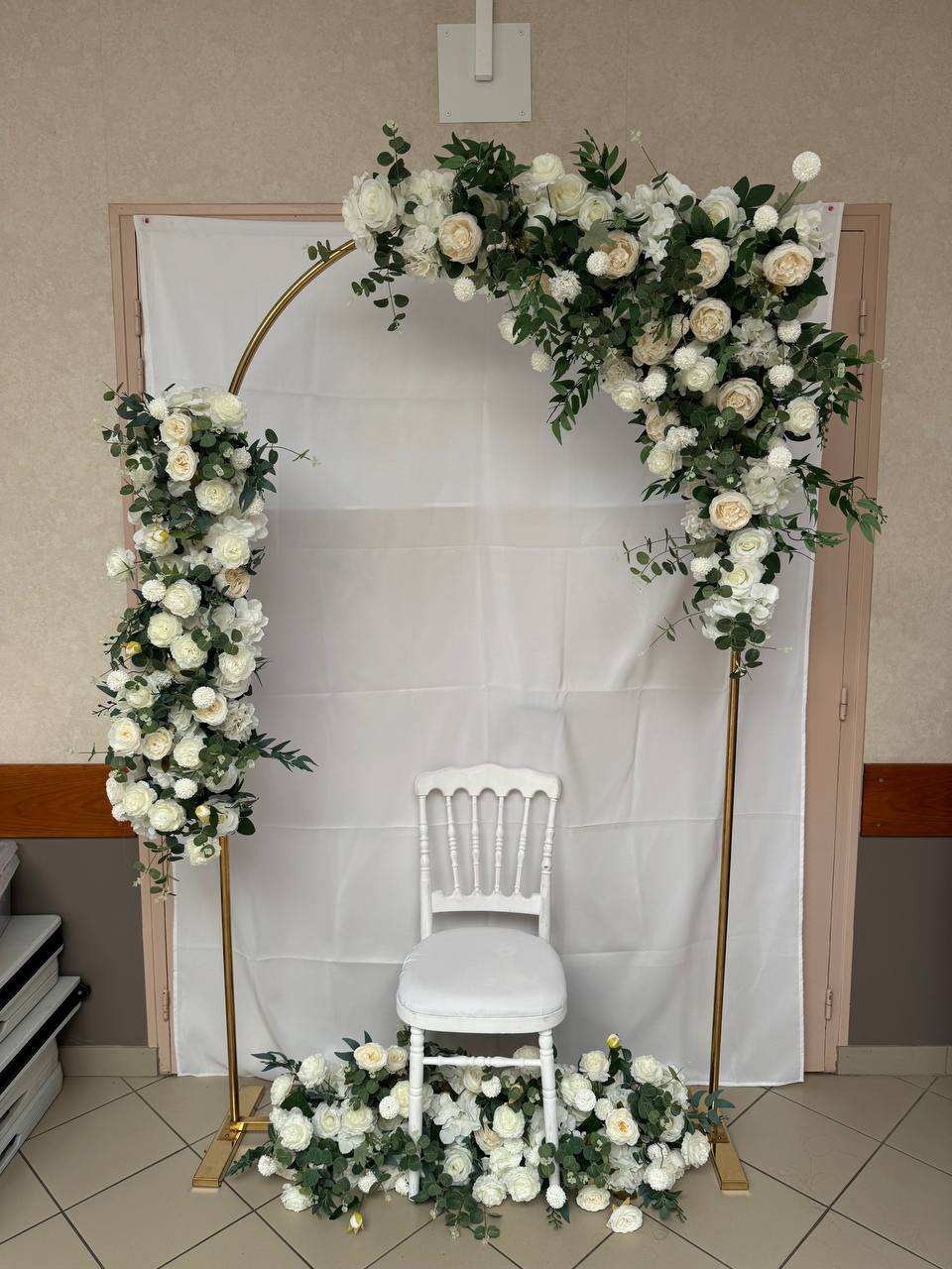 Composition Florale Droite 90 cm – Fleurs Artificielles Blanches et Vertes à l’Unité pour Arche ou Décoration de Mariage