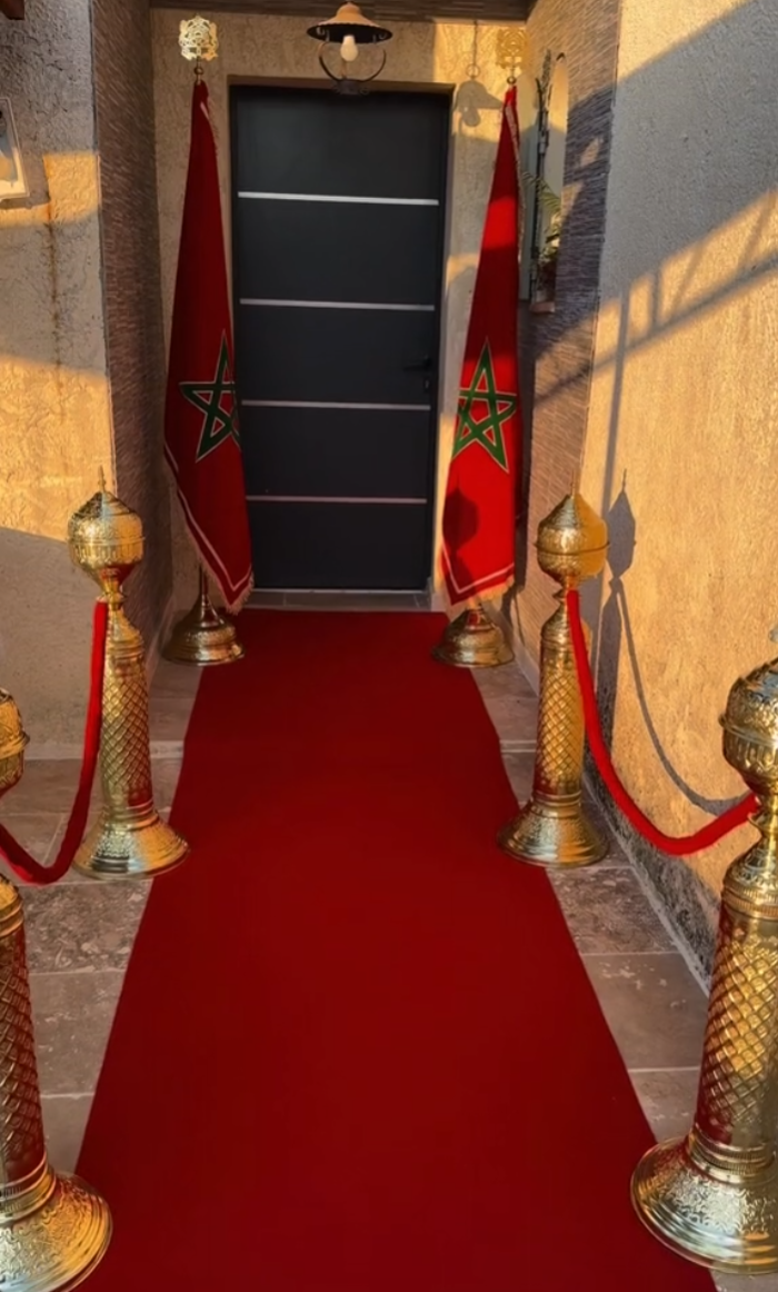 Entrée Tapis Rouge avec Drapeaux et Cordons Dorés – Location Prestige pour Mariages, Galas et Réceptions Officielles
