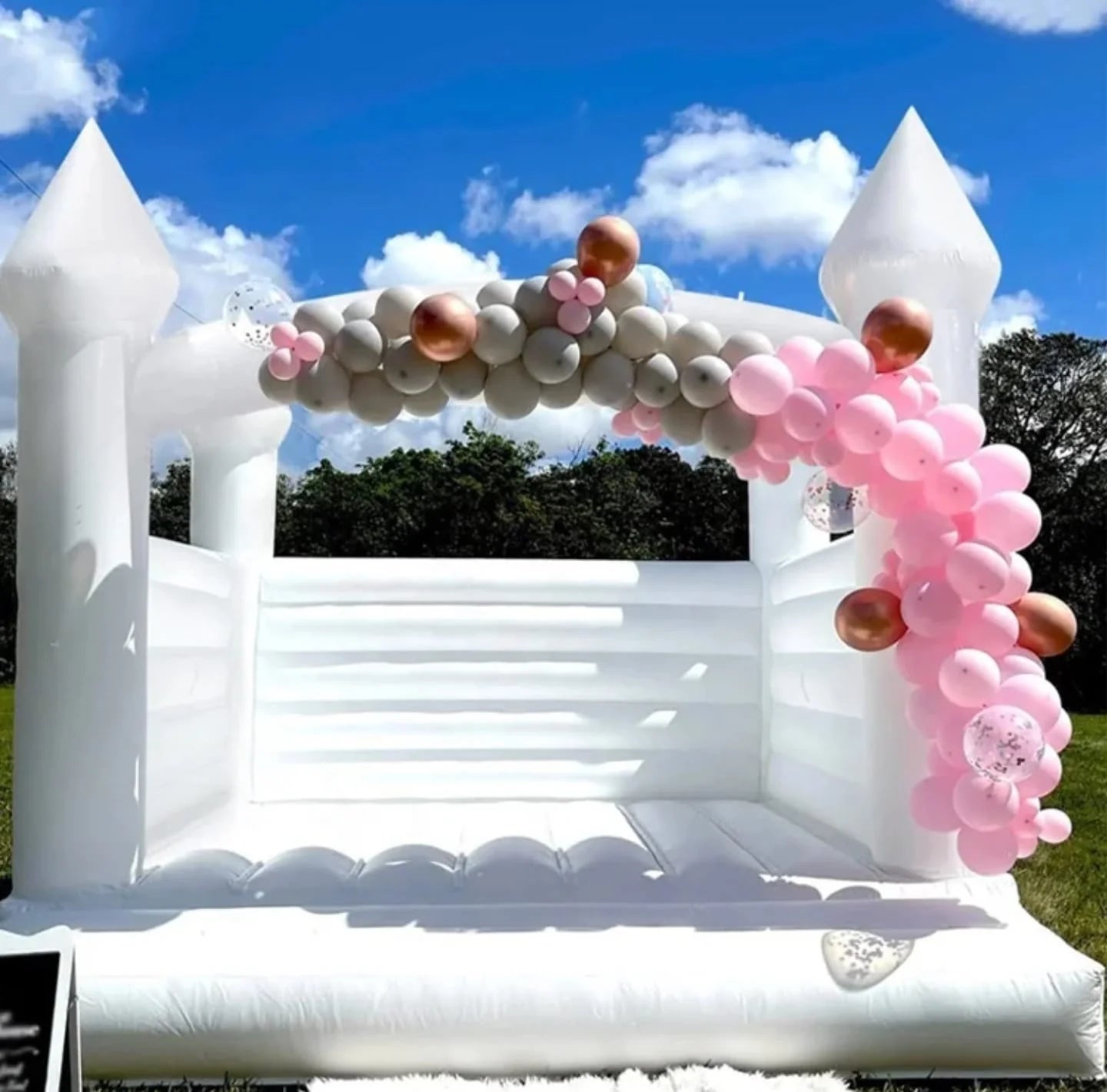 Château Gonflable Blanc Spécial Mariage – Animation Élégante et Photogénique pour Réceptions & Cérémonies
