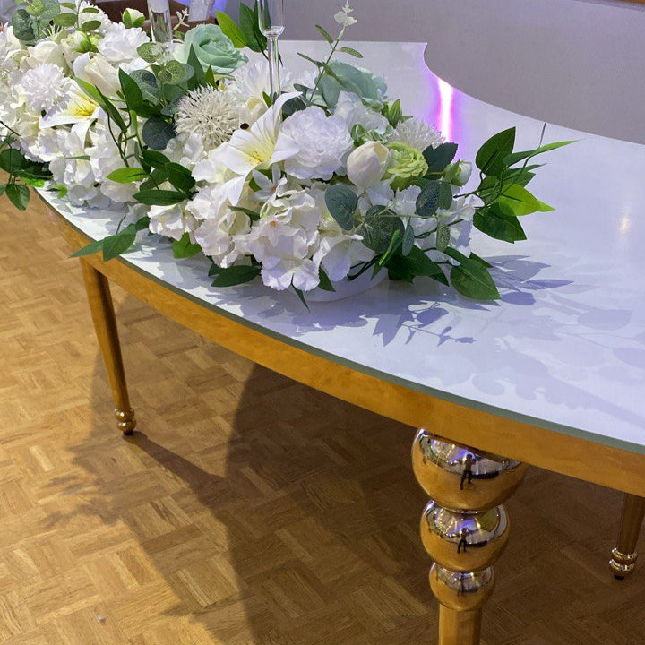 Table de Mariés Chic avec Pieds Dorés – Élégance et Raffinement pour Décoration de Mariage Haut de Gamme