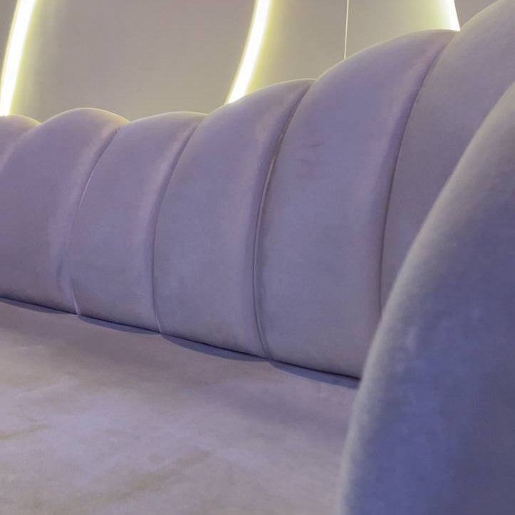 Canapé en Velours Gris – Location Élégante pour Mariages, Réceptions et Événements Haut de Gamme