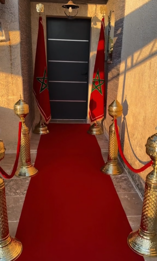 Entrée Tapis Rouge avec Drapeaux et Cordons