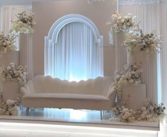 Décor Complet pour Mariés : Fond, Colonnes, Composition Florale et Canapé Élégant