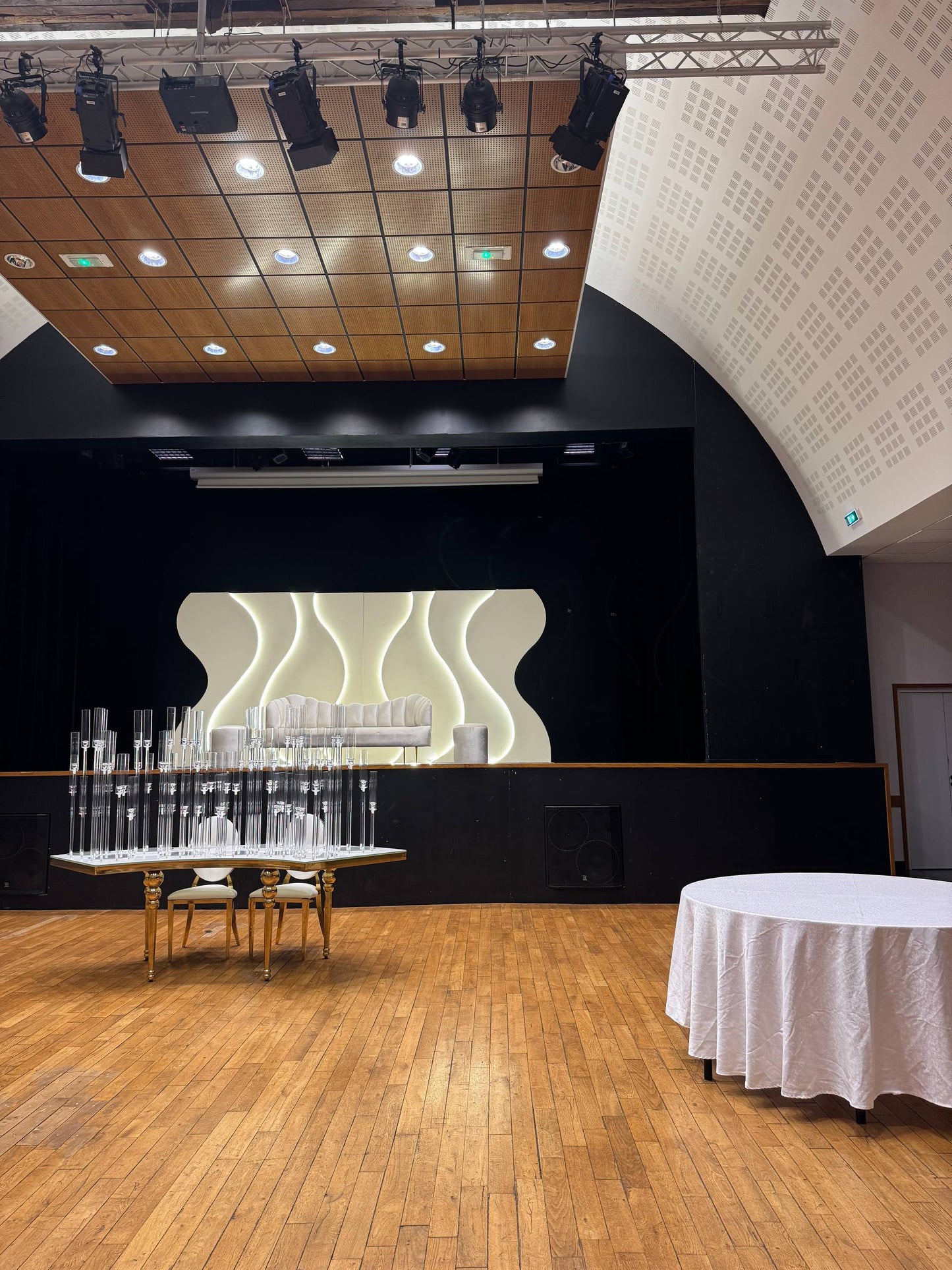 Pack Coin Marié Étoilé + Canapé en Velours Gris – Décoration Haut de Gamme pour Mariages Élégants