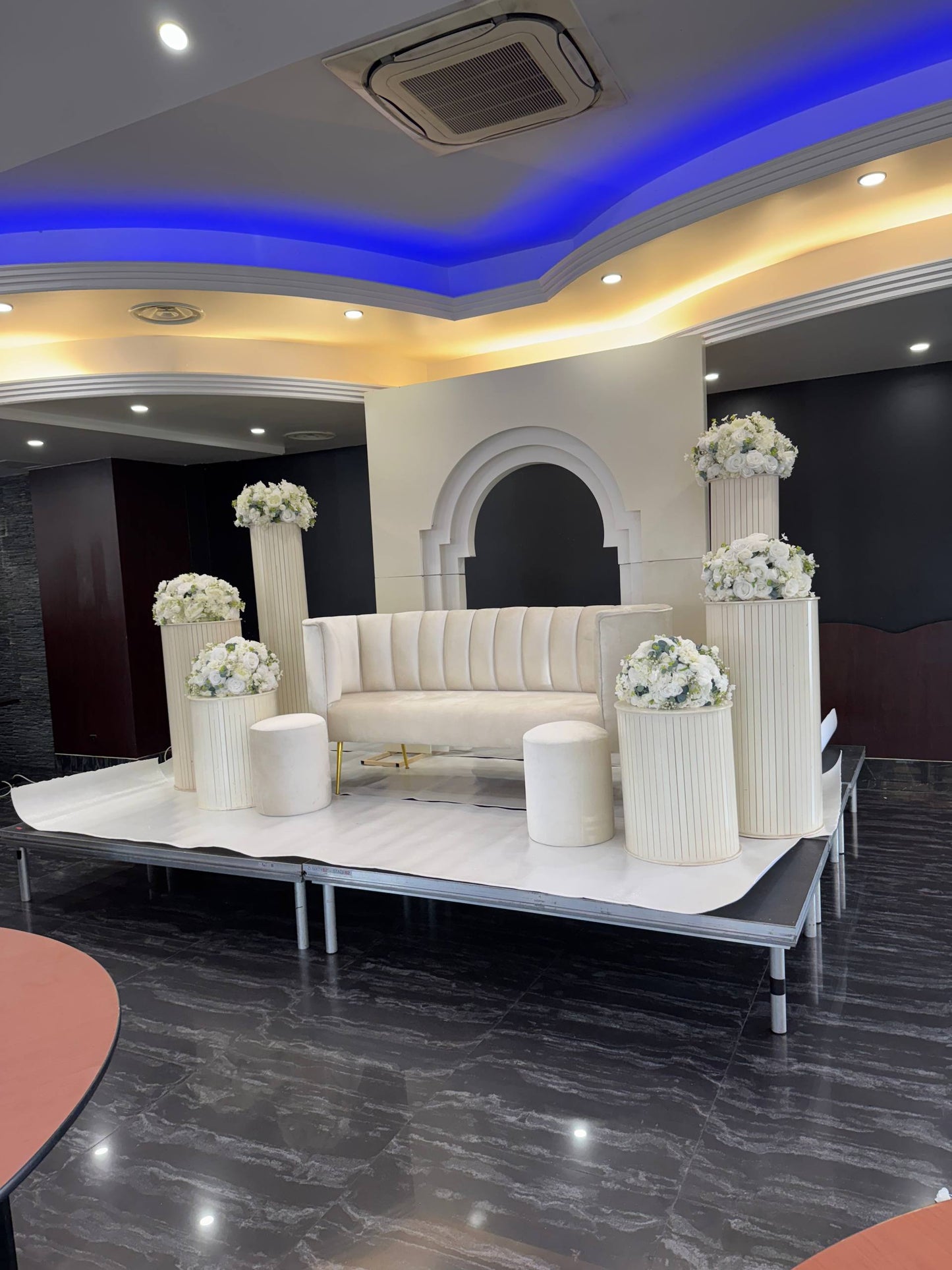 Décor Complet pour Mariés – Fond, Colonnes, Fleurs et Canapé Chic pour Mariage Haut de Gamme